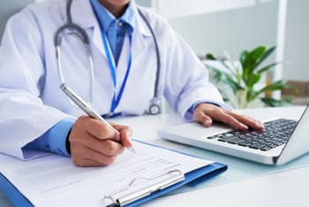 врач заполняет документы о принудительном лечении наркомании.